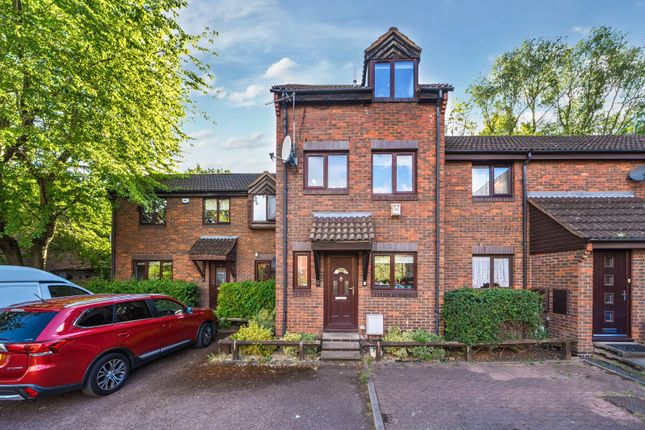 12, Vincent Close, London photo 3