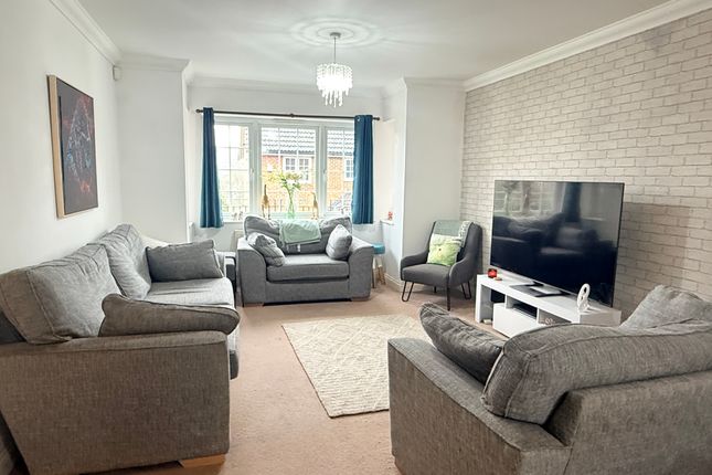 13, Clarendon Drive, Rochester photo 2
