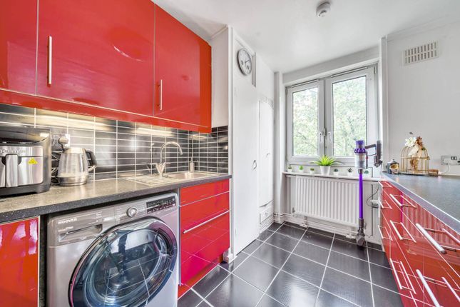 Flat for sale in Comber Grove, Camberwell, London