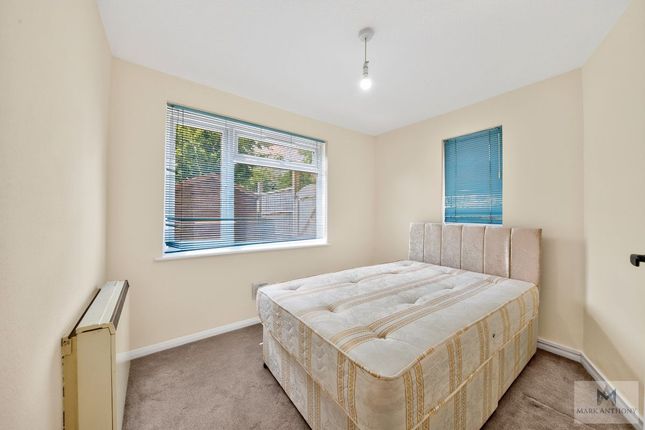 31 Mount Close, Barnet photo 4