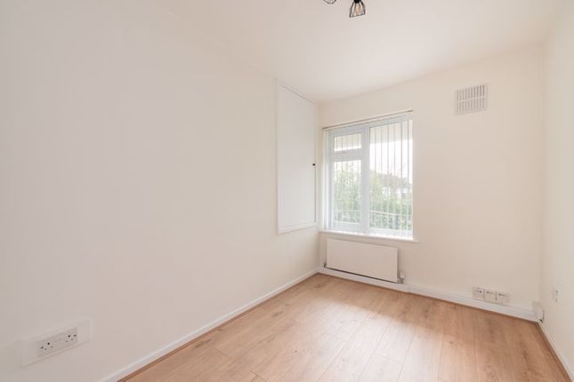 Flat to rent in Bramley Road, London