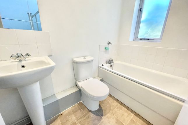 92b Trinity Square, Kent photo 4