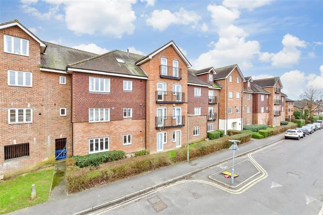 Flat for sale in Lumley Road, Horley, Surrey
