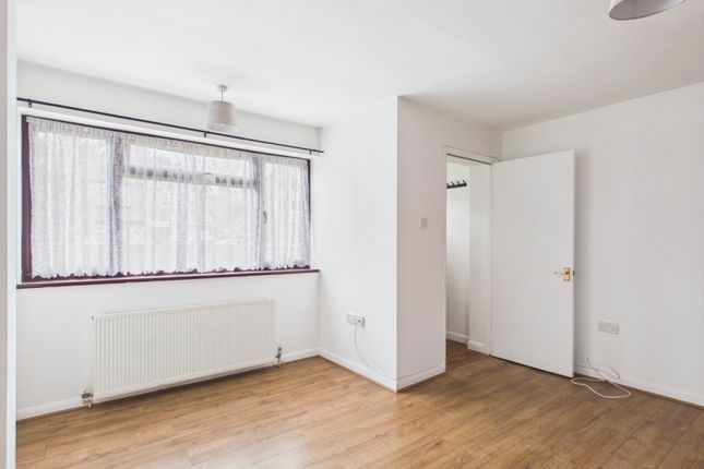 17, Seaton Drive, Middlesex photo 2