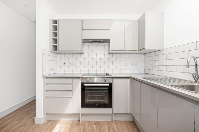 Flat 1, 66A, High Street, Caterham photo 4