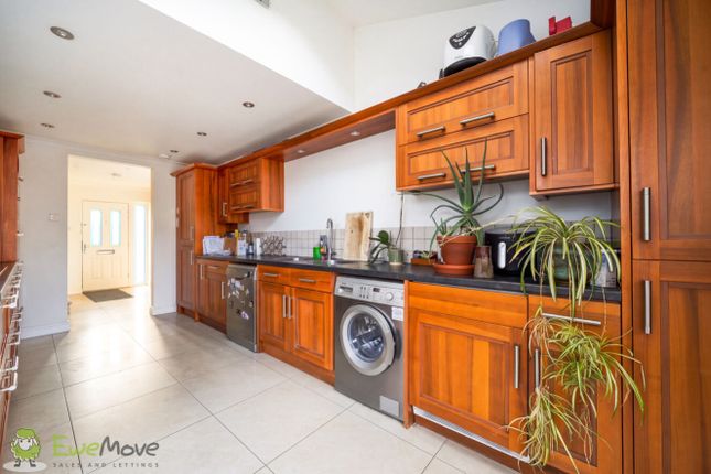 Sarisbury Close, Tadley photo 4