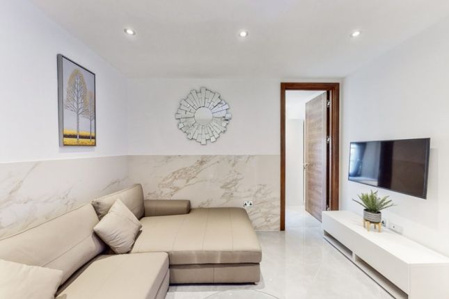 Flat 24, Cumberland Court, Great Cumberland Place, London photo 3