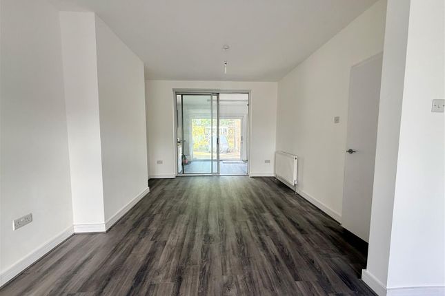 113, Park Avenue, Southall photo 3