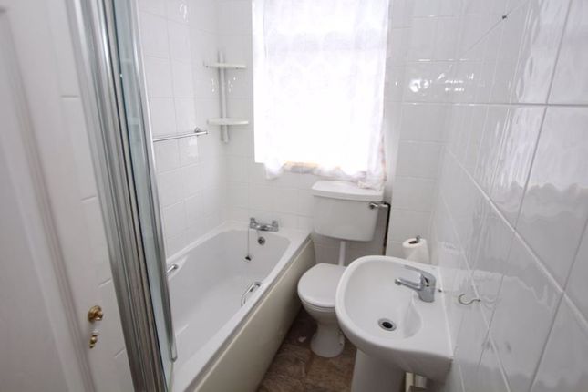 Flat for sale in South View, Holton-Le-Clay, Grimsby