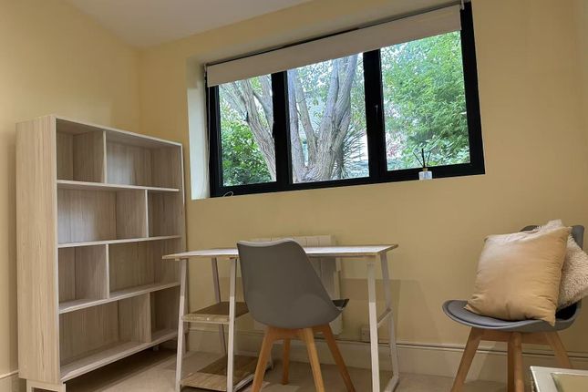 1 Derwent Avenue, London photo 4