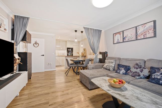Flat 3, Wheatcroft Court,, Cleeve Way, Sutton photo 4