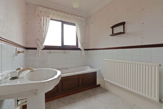 48, Backmoor Crescent, Sheffield photo 3
