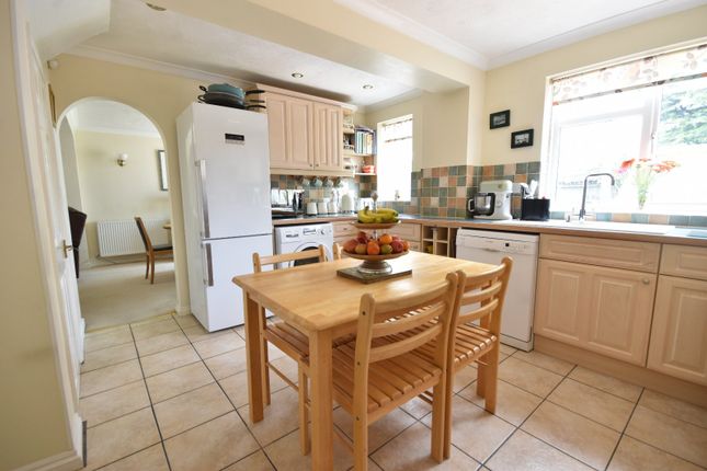 20, Hayes Walk, Smallfield photo 4