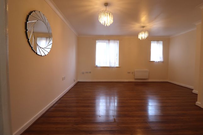 Thumbnail Flat to rent in Royal Crescent, Ilford
