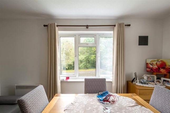 Flat to rent in Willow Court, Skipton Way, Horley