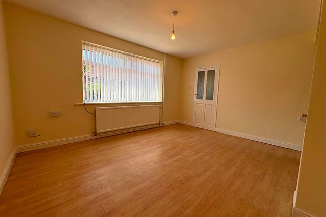 29 Aldercroft Avenue, Bolton photo 3