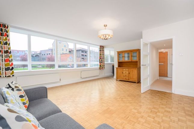 Flat to rent in Wellington Close, Walton-On-Thames