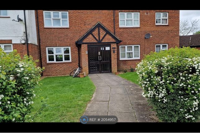 Flat to rent in Redwood Close, Watford