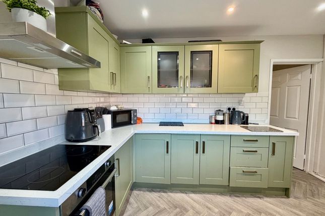 26 Woodfield Park Crescent, Blackwood photo 3