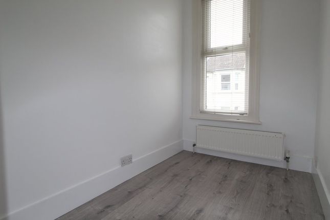 Flat to rent in Stanley Road, London