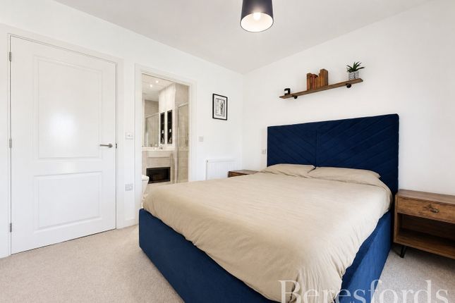 5, Joyce Close, Hornchurch photo 4
