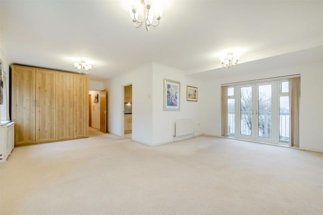 Flat 6, 82, The Lakes, Larkfield photo 3