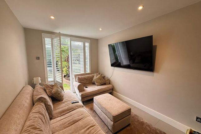 25, Wincrofts Drive, London photo 5