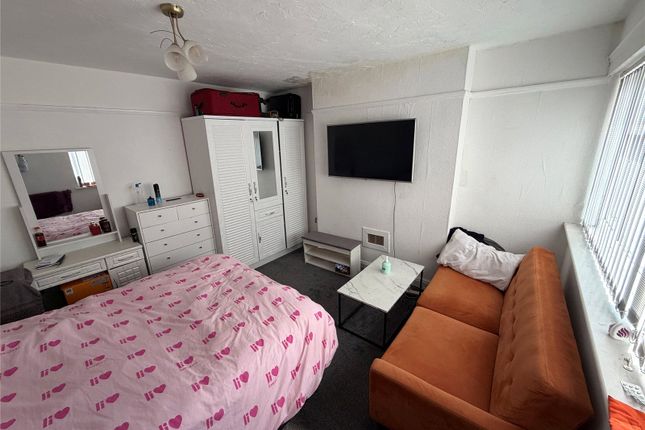 Flat D, 827, Warwick Road, West Midlands photo 4