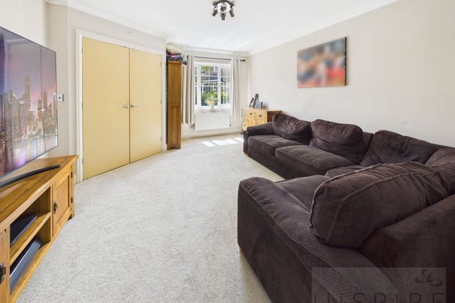 16 Highwood Park, Crawley photo 4
