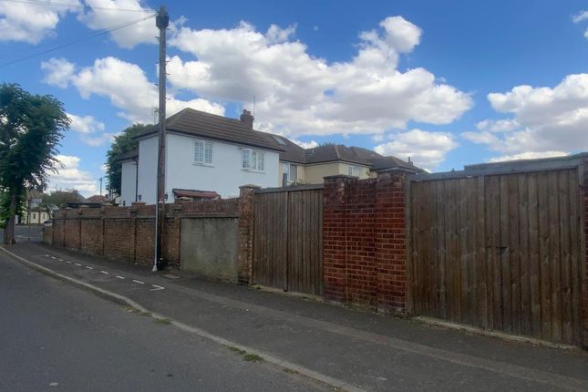 172 Eyhurst Avenue, Elm Park, Hornchurch photo 2