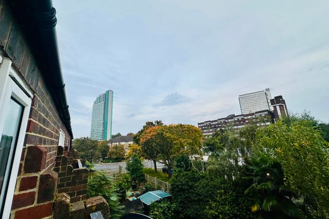 9, Linberry Walk, London photo 4