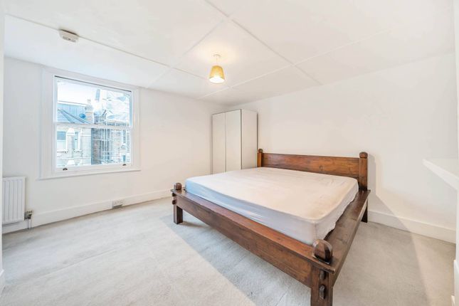 Flat to rent in Broomwood Road, Between The Commons, London