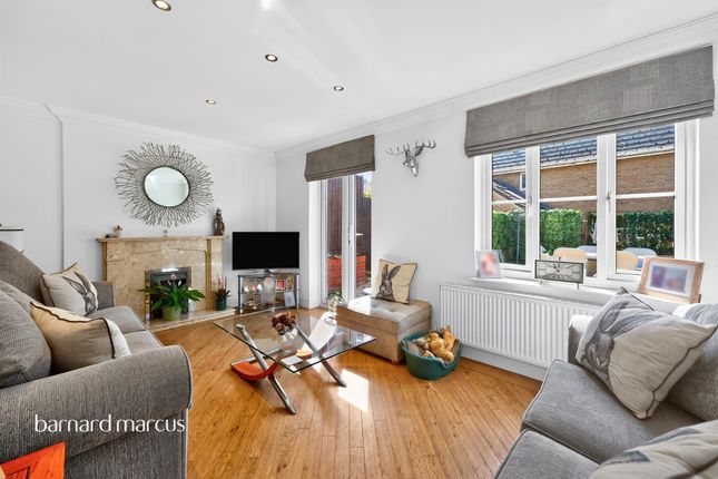 38, Halton Close, London photo 3