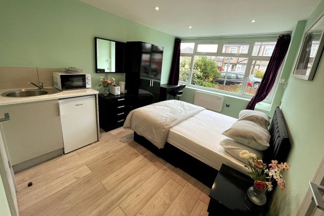 23, Cranford Park Road, Hayes photo 2