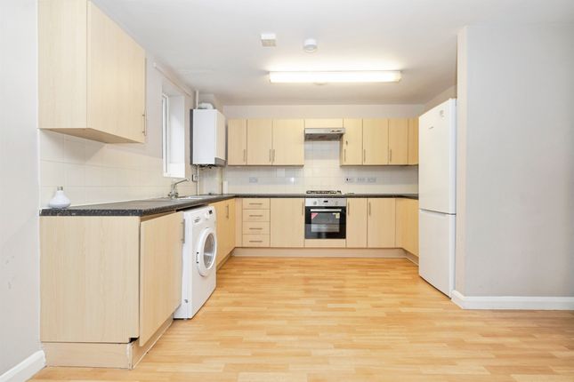 10, Royal Court, Queen Marys Avenue, Watford photo 2