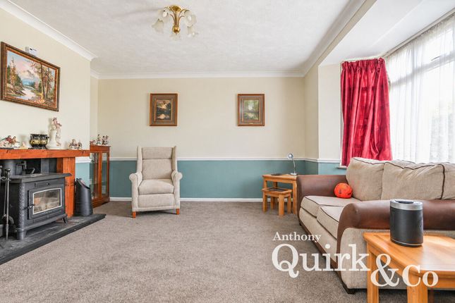16, Thameside Crescent, Canvey Island photo 4