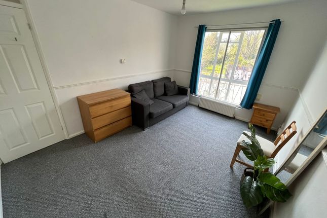 Flat to rent in Junction Road, London
