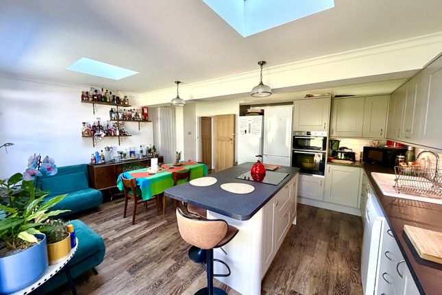 40, Sanger Avenue, Chessington photo 3
