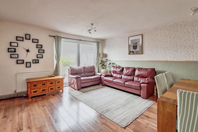 24, Wisborough Court, Cowfold Close, Crawley photo 3