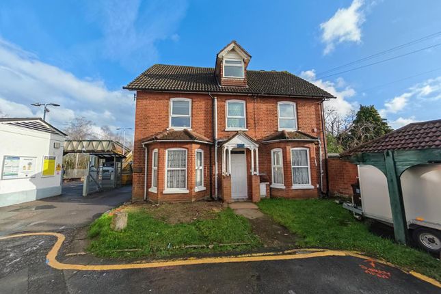 2-bed flat on Ground Floor 1 Audley House, Station Road, Earley, £270,000