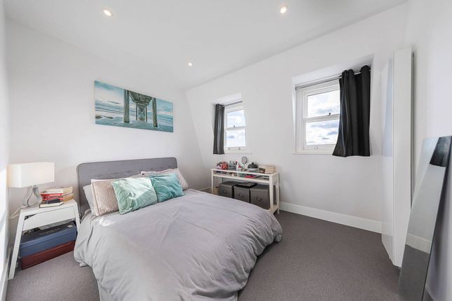 Flat to rent in St. John's Hill, St John's Hill, London