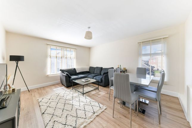 Flat for sale in Chaldon Road, Caterham