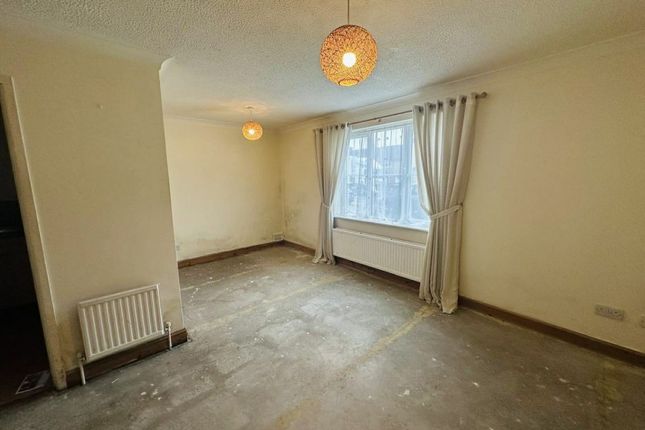 10, ST THOMAS COURT, THATCHAM photo 3