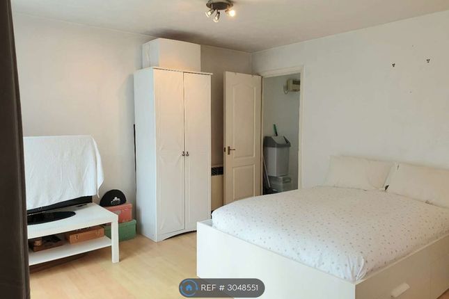 Flat, Parkview Court Broomhill Road, London photo 5