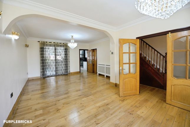25, Coniston Avenue, Barking photo 3