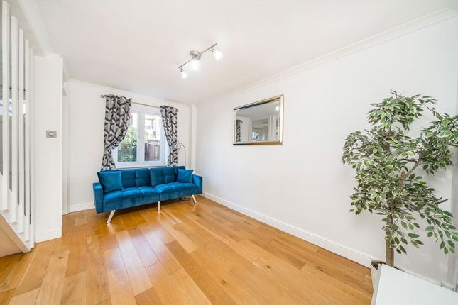 32, Francis Close, London photo 2
