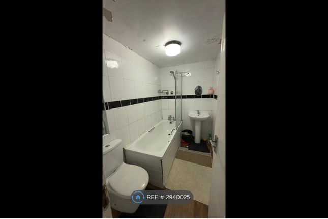 Flat, Hanworth Road Whitton, Hounslow photo 4