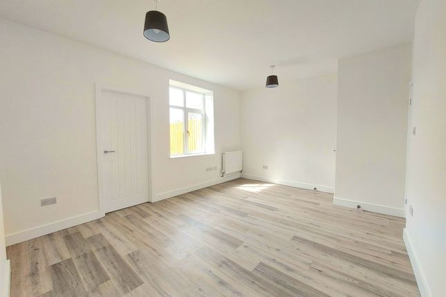 2 George Street, Hengoed photo 2