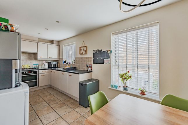 17, Victoria Mews, Crawley photo 3