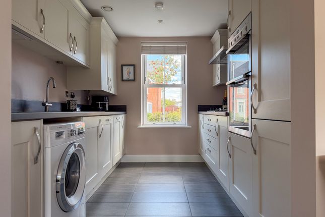 15, Strawberry Avenue, Manningtree photo 4
